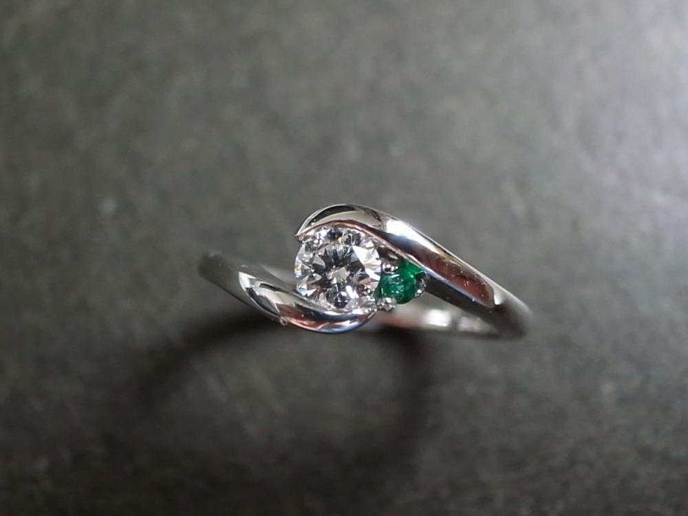 Diamond Engagement Ring with Emerald and 0.25ct (F/VS) Diamond